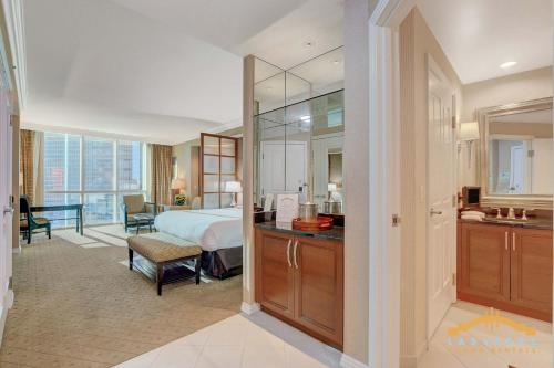 En eller flere senge i et værelse på MGM Signature-17-803 F1 Track & Strip View Studio