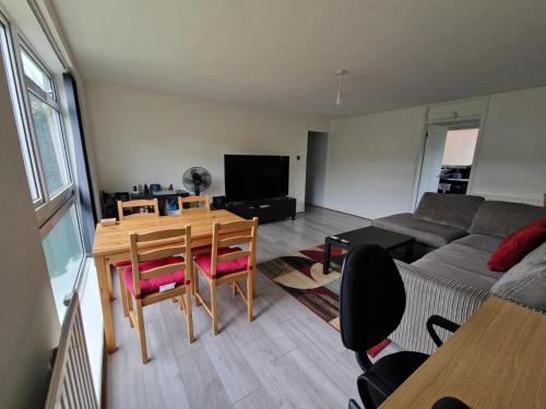 Televisyen dan/atau pusat hiburan di Large 1 bed flat in Purley close to train station