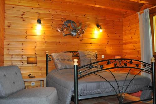 - une chambre avec un lit et une chaise dans une cabine dans l'établissement Chalet Eras, Belle vue lac, Sauna, Wifi, à Gérardmer