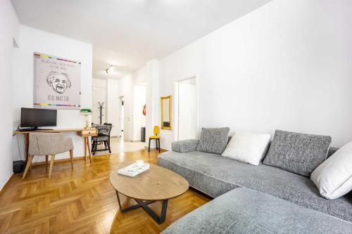 Modern 2BR in Exarchia l Ensuite Baths & Workspace