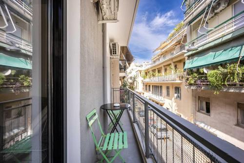 Modern 2BR in Exarchia l Ensuite Baths & Workspace