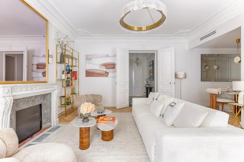 Elegant Luxury Apartment for 6 on Champs-Élysées