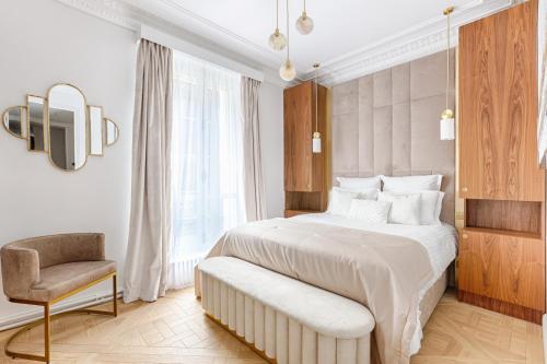 une chambre avec un lit, une chaise et une fenêtre dans l'établissement Elegant Luxury Apartment for 6 on Champs-Élysées, à Paris