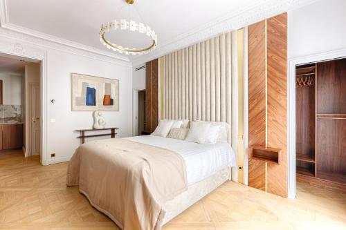 Elegant Luxury Apartment for 6 on Champs-Élysées