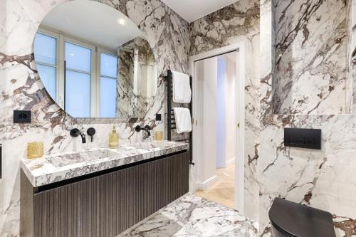 Elegant Luxury Apartment for 6 on Champs-Élysées
