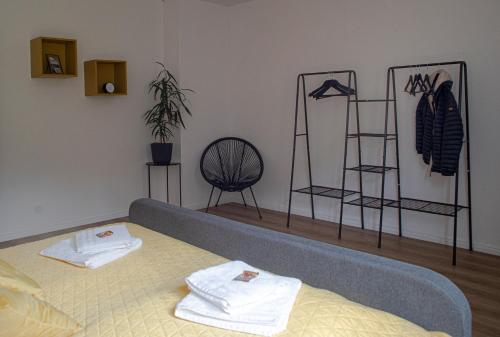 a bedroom with a bed with towels on it at FeWo Cessna, elegante Wohnung, 2 Schlafzimmer, überdachte Terrasse in Cloppenburg