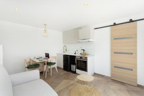 un salon avec une cuisine et une table dans l'établissement Appartement ESCAPADE BIEN ETRE & DECONNEXION, à Roumens