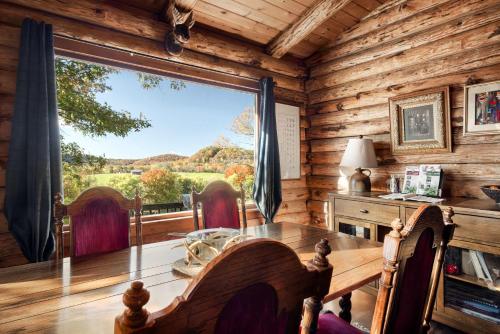 Kuchyň nebo kuchyňský kout v ubytování Riverfront Log Cabin w Fireplace Grill & Fire Pit