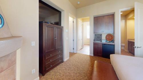 ラキンタにあるLV222 Spacious Upstairs 2BR Lock-Off in Legacy Villasのキッチン(大きな木製キャビネット付)