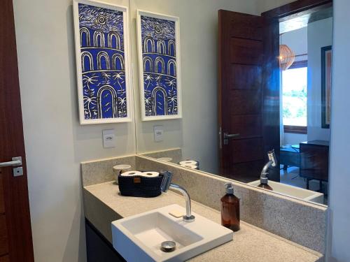 ein Badezimmer mit Waschbecken und Spiegel in der Unterkunft Casa Branca Maraú in Taipu