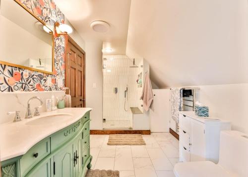 Un baño con lavabo, inodoro y ducha. en Dog-Friendly Mountain Hideaway, en Jewett