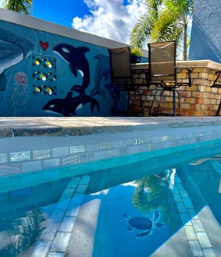 La alberca dentro o cerca de Walk to the water, chill in the pool & sauna