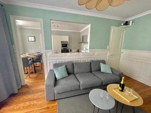 un salon avec un canapé et une table dans l'établissement Les Glaciers, 68 m2 à la mer, classé 3 étoiles, 3 chambres, à Mers-les-Bains