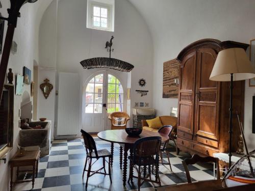 un salon avec une table et des chaises dans l'établissement Renovated 12th-century chapel fully equipped for 6, à Banyuls-sur-Mer