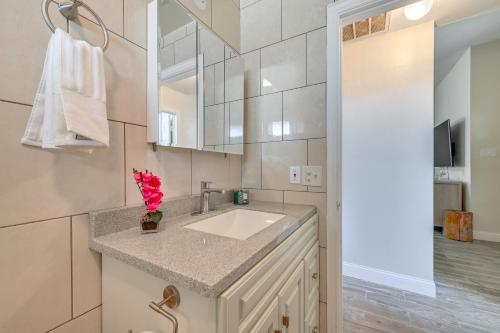 Un baño de Less Than 1 Mi to Historic Dtwn Home with Yard in McKinney