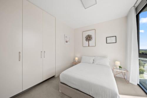 Katil atau katil-katil dalam bilik di Elegant 2-Bed with Pool Alfresco Dining & Balcony