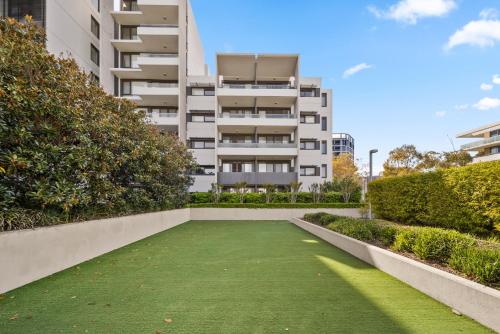 Taman di luar Elegant 2-Bed with Pool Alfresco Dining & Balcony