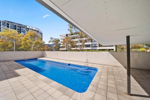 Kolam renang di atau dekat dengan Elegant 2-Bed with Pool Alfresco Dining & Balcony
