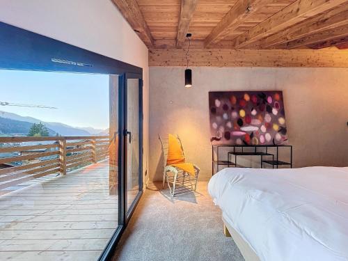 une chambre avec un lit et un balcon avec vue dans l'établissement Chalet Alto - Morzine - Proche Centre, à Morzine