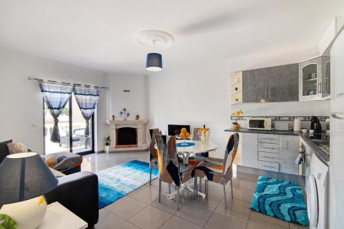 a kitchen and living room with a table and chairs at Apartamentos Paradise Fuseta in Fuzeta
