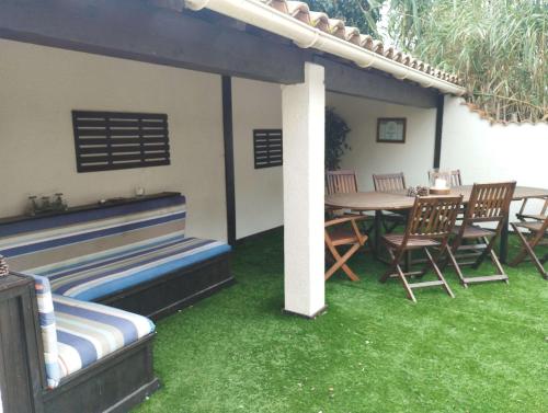 d'une terrasse avec une table, des chaises, une table et des chaises. dans l'établissement The Villa du Canal spacious house with swimming pool, à Trèbes