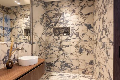 une salle de bain avec un lavabo et une douche dans l'établissement Luxury apartment - AC - 4BR- 8P - Bastille, à Paris