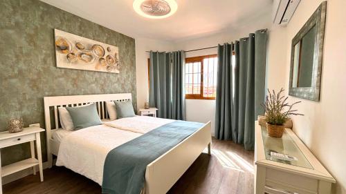 MarketHome Bouganvillas 2