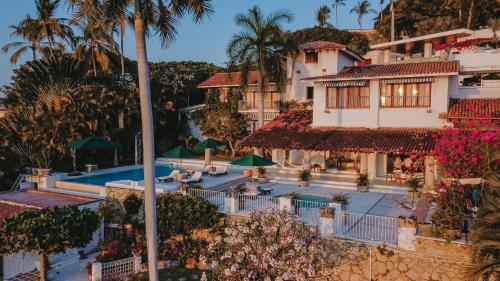 - une vue aérienne sur un hôtel doté d'une piscine et de palmiers dans l'établissement Casa de Piedra, à Acapulco