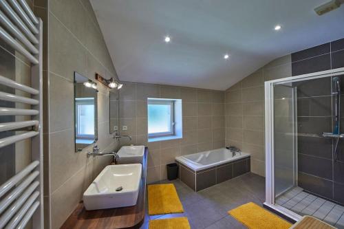 une salle de bain avec un lavabo, une baignoire et des toilettes dans l'établissement Maison chaleureuse et spacieuse, à Bonot