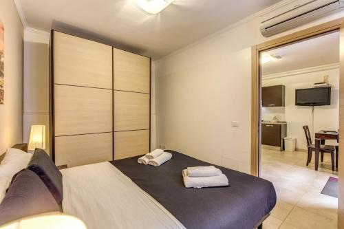 Кровать или кровати в номере Aurelia Vatican Apartments