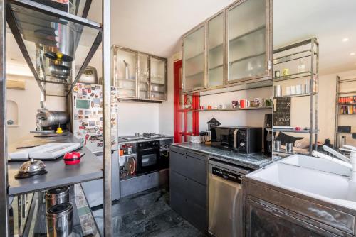 Comics Roma Penthouse, Funny Flat Nearby Colosseum