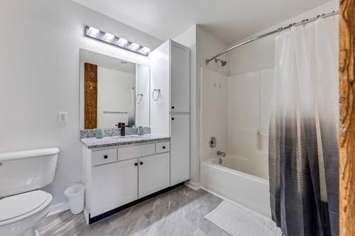 Ένα μπάνιο στο Lafayette 421 I Spacious And Cozy 1bd1bd
