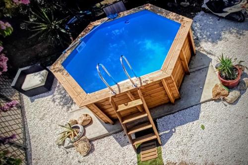 - une vue sur la piscine et une échelle à côté dans l'établissement Laroque Gite Modern New Stylish, à Laroque-des-Albères