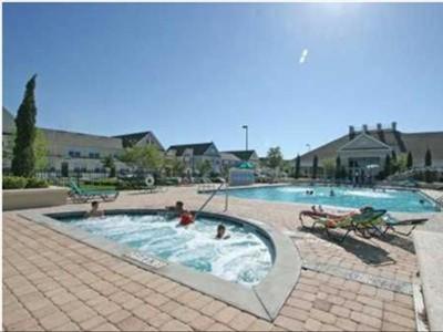 una gran piscina con gente. en Venetian Bay Villages, en Kissimmee