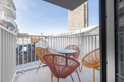 オーステンデにあるLuxe d’Oの椅子とテーブルが置かれたバルコニー