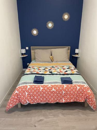 - un lit dans une chambre avec 2 miroirs sur le mur dans l'établissement Maison de village, à Montpezat