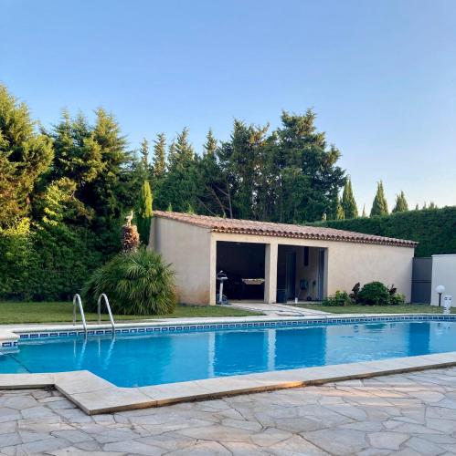 une piscine devant une maison dans l'établissement Mas Familial avec piscine, à Avignon