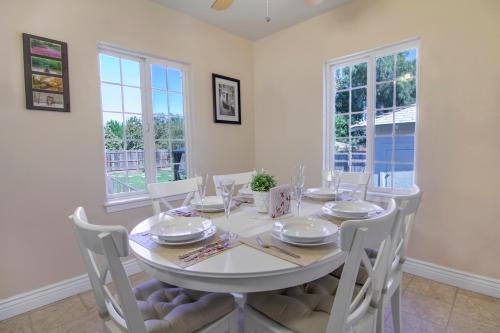 a white dining room with a white table and chairs at Spacious bright room in Prime Silicon valley location in East Palo Alto