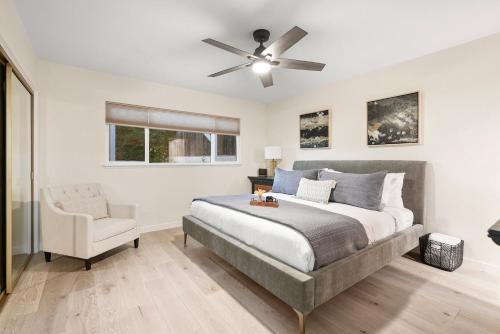 En eller flere senge i et værelse på Hills Hideaway by CoastVH - Luxury Midtown 3br