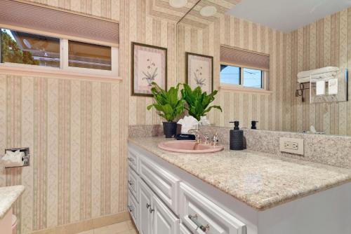 Køkken eller tekøkken på Hills Hideaway by CoastVH - Luxury Midtown 3br