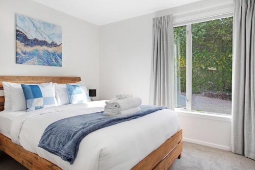 a bedroom with a large bed and a window at Red Beach Hideaway with BBQ and Air-con in Red Beach