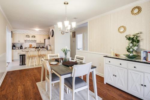 Fotografie z fotogalerie ubytování 2 Mi to Beach and AFB Family Home in Biloxi v destinaci Biloxi