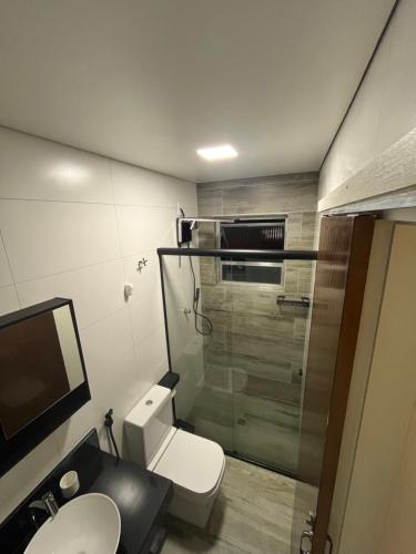 Et badeværelse på Excelente apartamento - Itaguá