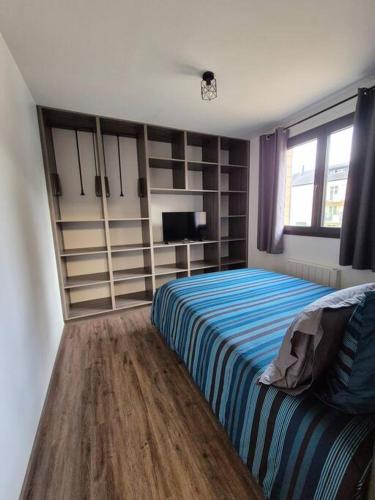 une chambre avec un lit et une télévision dans l'établissement Appartement centre-ville 1, à Évreux