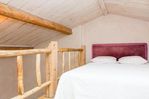 - une chambre mansardée avec 2 lits superposés dans l'établissement La bergerie des pins, à La Roquette-sur-Siagne