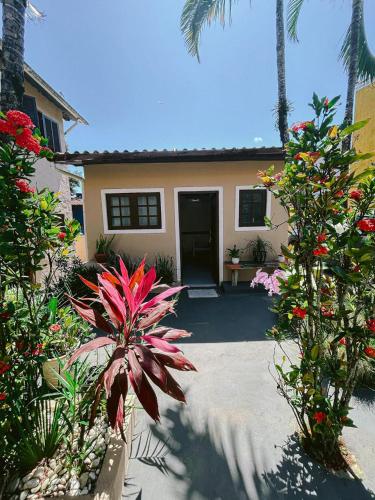 a house with a pathway leading to the front yard at Pousada Kembali Maresias in Maresias