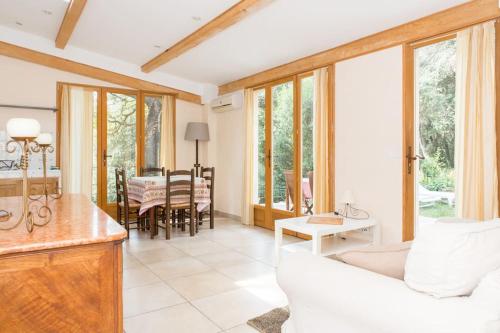 un salon avec un canapé blanc et une table dans l'établissement La petite maison des pins, à La Roquette-sur-Siagne
