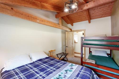 Postel nebo postele na pokoji v ubytování Broad Axe - Cabin #1 - Main Residence