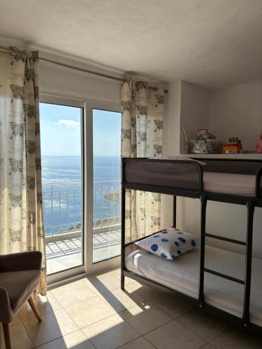 ArgiliaにあるAmerini's Stone Guesthouseのベッドルーム(二段ベッド1組、大きな窓付)