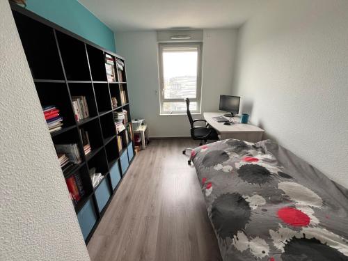 Postel nebo postele na pokoji v ubytování Chambre privée avec bureau